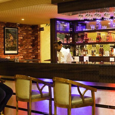 Hotel Kings Regency Drang Luaran gambar