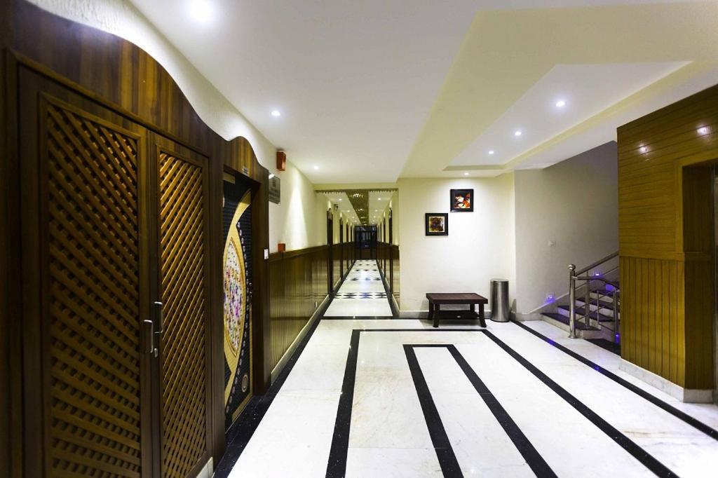 Hotel Kings Regency Drang Luaran gambar
