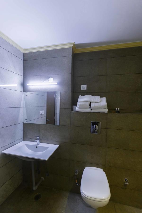Hotel Kings Regency Drang Luaran gambar