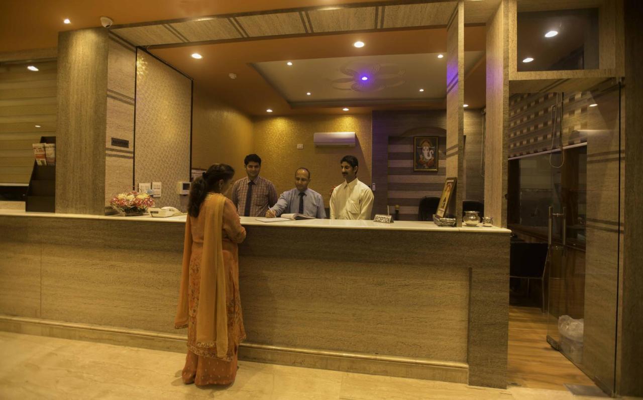 Hotel Kings Regency Drang Luaran gambar